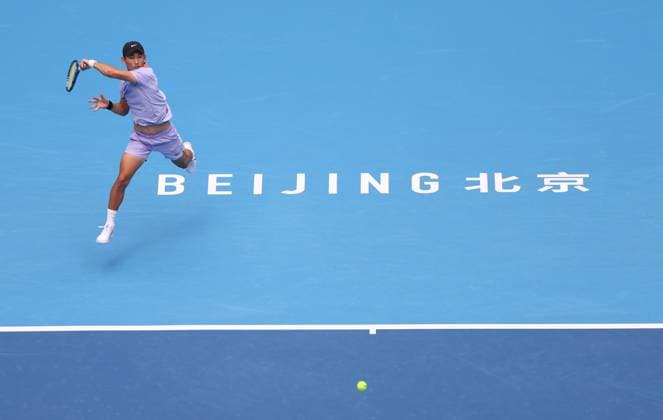 (240927) -- BEIJING, Sept. 27, 2024 -- Shang Juncheng of China hits a return during the men s singles first round match against Bu Yunchaokete of China at 2024 China Open tennis tournament in Beijing, capital of China, Sept. 27, 2024. ) (SP)CHINA-BEIJING-TENNIS-CHINA OPEN-MEN S SINGLES-FIRST ROUND (CN) BaixXuefei 