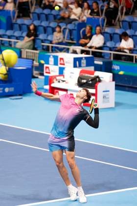 September 27, 2024, Tokyo, Japan: Ben SHELTON (USA) serves against Mariano NAVONE (ARG) during a Men s Singles match of the Kinoshita Group Japan Open Tennis Championships 2024 at the Ariake Coloseum. This is the longest-running ATP, Tennis Herren Tour tournament in Asia, first held in 1972. The tournaments run from September 23 to October 1st. Tokyo Japan - ZUMAm191 20240927_aap_m191_014 Copyright: xRodrigoxReyesxMarinx