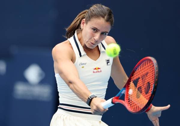 Sport Bilder des Tages (240927) -- BEIJING, Sept. 27, 2024 -- Emma Navarro of the United States hits a return during the women s singles second round match against Zhang Shuai of China at 2024 China Open tennis tournament in Beijing, capital of China, Sept. 27, 2024. ) (SP)CHINA-BEIJING-TENNIS-CHINA OPEN-WOMEN S SINGLES-SECOND ROUND (CN) ZhangxChenlin 