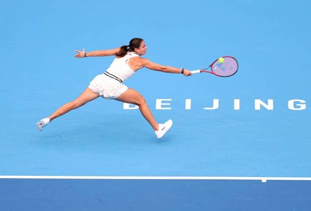 (240927) -- BEIJING, Sept. 27, 2024 -- Emma Navarro of the United States hits a return during the women s singles second round match against Zhang Shuai of China at 2024 China Open tennis tournament in Beijing, capital of China, Sept. 27, 2024. ) (SP)CHINA-BEIJING-TENNIS-CHINA OPEN-WOMEN S SINGLES-SECOND ROUND (CN) ZhangxChenlin 