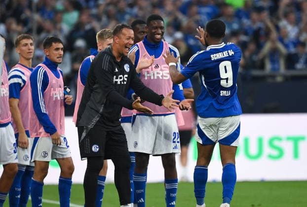 Cheers Moussa Sylla FC Schalke 04 , Ibrahima Cisse FC Schalke 04 , Goalkeeper coach Stephan Loboue Schalke 04 , Stephan LobouÃ , v re 20 09 2024, Soccer 2 Bundesliga, Matchday 6, Season 2024 2025 FC Schalke 04 SV Darmstadt 98 3 5 Gelsenkirchen Veltins Arena Nordrhein Westfalen Germany Team2