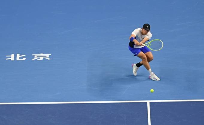 (240927) -- BEIJING, Sept. 27, 2024 -- Davidovich Fokina hits a return during the men s singles first round match between Zhang Zhizhen of China and Davidovich Fokina of Spain at 2024 China Open tennis tournament in Beijing, capital of China, Sept. 27, 2024. ) (SP)CHINA-BEIJING-TENNIS-CHINA OPEN-MEN S SINGLES-FIRST ROUND (CN) ZhangxLong 