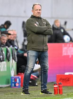 27 09 2024 Soccer Season 2024 2025 2 Soccer Bundesliga 07 Matchday SpVgg Greuther Fürth Kleeblatt Fortuna Düsseldorf Sportfoto Zink xwoxzix DFL regulations prohibit any use of photographs as image sequences and or quasi video only for editorial use Alexander Zorniger Trainer SpVgg Greuther Fürth