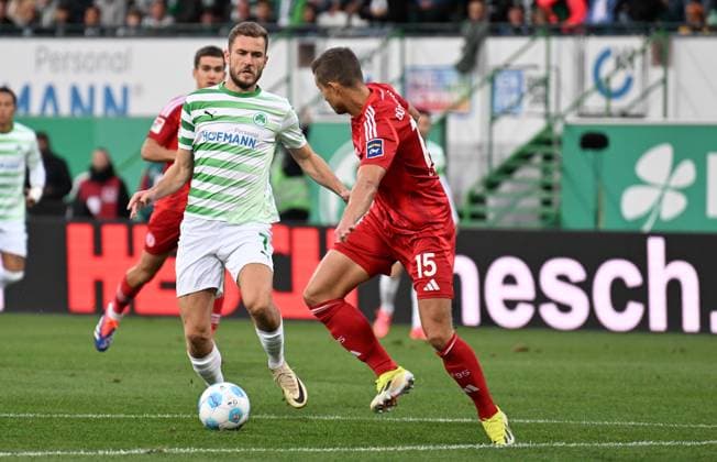 27 09 2024 Soccer Season 2024 2025 2 Soccer Bundesliga 07 Matchday SpVgg Greuther Fürth Kleeblatt Fortuna Düsseldorf Sportfoto Zink xwoxzix DFL regulations prohibit any use of photographs as image sequences and or quasi video only for editorial use Dennis Srbeny 7, SpVgg Greuther Fürth Tim Oberdorf 15, Fortuna Düsseldorf F95