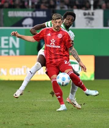 27 09 2024 Soccer Season 2024 2025 2 Soccer Bundesliga 07 Matchday SpVgg Greuther Fürth Kleeblatt Fortuna Düsseldorf Sportfoto Zink xwoxzix DFL regulations prohibit any use of photographs as image sequences and or quasi video only for editorial use Dawid Kownacki 24, Fortuna Düsseldorf F95 vor Gideon Jung 23, SpVgg Greuther Fürth