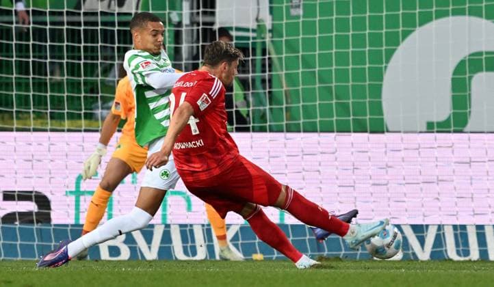 27 09 2024 Soccer Season 2024 2025 2 Soccer Bundesliga 07 Matchday SpVgg Greuther Fürth Kleeblatt Fortuna Düsseldorf Sportfoto Zink xwoxzix DFL regulations prohibit any use of photographs as image sequences and or quasi video only for editorial use Maximilian Solomon Dietz 33, SpVgg Greuther Fürth Dawid Kownacki 24, Fortuna Düsseldorf F95 Chance Torchance