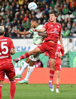 27 09 2024 Soccer Season 2024 2025 2 Soccer Bundesliga 07 Matchday SpVgg Greuther Fürth Kleeblatt Fortuna Düsseldorf Sportfoto Zink xwoxzix DFL regulations prohibit any use of photographs as image sequences and or quasi video only for editorial use Julian Green 37, SpVgg Greuther Fürth in header duel with Giovanni Haag 6, Fortuna Düsseldorf F95
