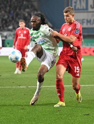 27 09 2024 Soccer Season 2024 2025 2 Soccer Bundesliga 07 Matchday SpVgg Greuther Fürth Kleeblatt Fortuna Düsseldorf Sportfoto Zink xwoxzix DFL regulations prohibit any use of photographs as image sequences and or quasi video only for editorial use Noel Futkeu 9, SpVgg Greuther Fürth Tim Oberdorf 15, Fortuna Düsseldorf F95