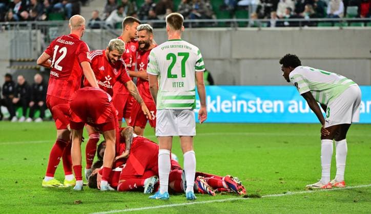 27 09 2024 Fußball Saison 2024 2025 2 Fussball Bundesliga 07 Spieltag SpVgg Greuther Fürth Kleeblatt Fortuna Düsseldorf Sportfoto Zink MeZi xmexzix DFL regulations prohibit any use of photographs as image sequences and or quasi video only for editorial use Torjubel Jubel Freude nach Treffer Tor Torschuß zum 0 1 durch Giovanni Haag 6, Fortuna Düsseldorf F95 Gian Luca Gian Luca Itter 27, SpVgg Greuther Fürth Gideon Jung 23, SpVgg Greuther Fürth disappointed Disappointment