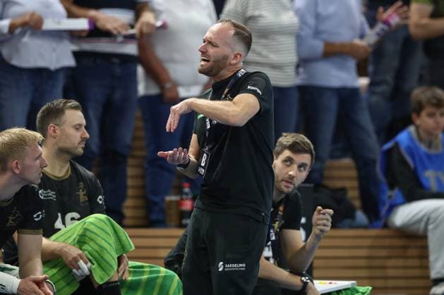 27 09 2024, xtgx, Handball 2 Bundesliga HC Elbflorenz Dresden HBW Balingen Weilstetten v l Andre Haber Dresden, coach gives instructions, gestures with arms, gesticulates, gives instructions Dresden
