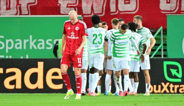 27 09 2024 Soccer Season 2024 2025 2 Soccer Bundesliga 07 Matchday SpVgg Greuther Fürth Kleeblatt Fortuna Düsseldorf Sportfoto Zink MeZi xmexzix DFL regulations prohibit any use of photographs as image sequences and or quasi video only for editorial use Valgeir Lunddal Fridriksson 12, Fortuna Düsseldorf F95 disappointed Disappointment after conceding goal to 1 1