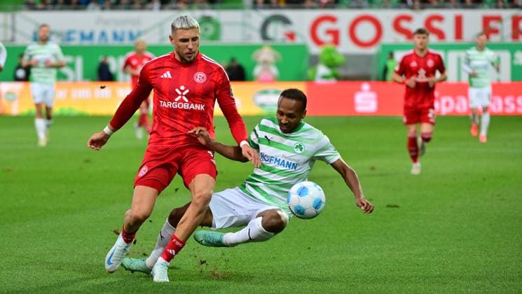 27 09 2024 Soccer season 2024 2025 2 Soccer Bundesliga 07 Matchday SpVgg Greuther Fürth Kleeblatt Fortuna Düsseldorf Sportfoto Zink MeZi xmexzix DFL regulations prohibit any use of photographs as image sequences and or quasi video only for editorial use Jona Niemiec 18, Fortuna Düsseldorf F95 Julian Green 37, SpVgg Greuther Fürth, right