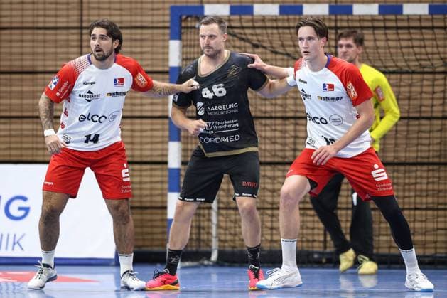 27 09 2024, xtgx, Handball 2 Bundesliga HC Elbflorenz Dresden HBW Balingen Weilstetten v l Tim Gruener Balingen, 18 , Jonas Thuemmler Thümmler, Dresden, 46 , Robert Timmermeister Balingen, 19 duel, fight, tackle Dresden