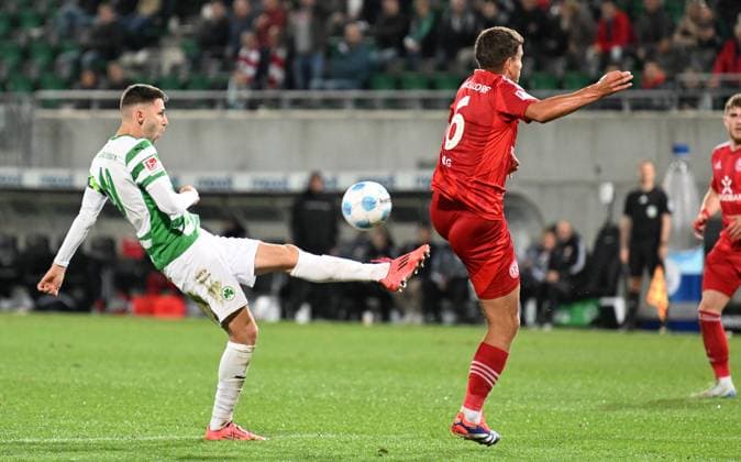 27 09 2024 Soccer Season 2024 2025 2 Soccer Bundesliga 07 Matchday SpVgg Greuther Fürth Kleeblatt Fortuna Düsseldorf Sportfoto Zink xwoxzix DFL regulations prohibit any use of photographs as image sequences and or quasi video only for editorial use Branimir Hrgota 10, SpVgg Greuther Fürth Giovanni Haag 6, Fortuna Düsseldorf F95