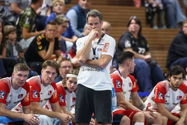 27 09 2024, xtgx, Handball 2 Bundesliga HC Elbflorenz Dresden HBW Balingen Weilstetten v l Matthias Flohr Balingen, Coach thoughtful Dresden