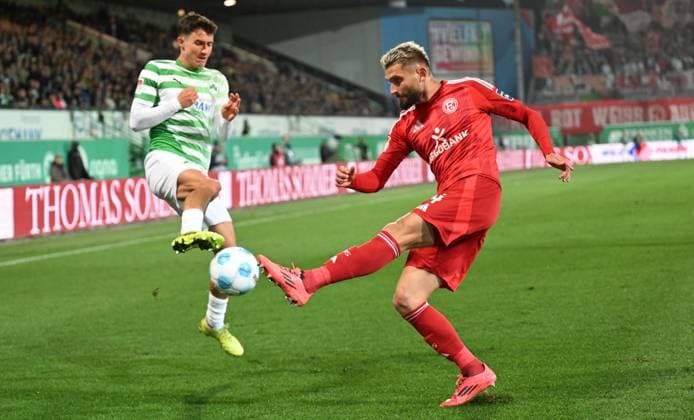 27 09 2024 Soccer Season 2024 2025 2 Soccer Bundesliga 07 Matchday SpVgg Greuther Fürth Kleeblatt Fortuna Düsseldorf Sportfoto Zink xwoxzix DFL regulations prohibit any use of photographs as image sequences and or quasi video only for editorial use Marco Meyerhöfer Meyerhoefer 18, SpVgg Greuther Fürth Nicolas Gavory 34, Fortuna Düsseldorf F95