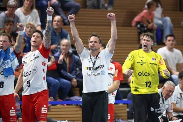 27 09 2024, xtgx, Handball 2 Bundesliga HC Elbflorenz Dresden HBW Balingen Weilstetten v l Matthias Flohr Balingen, Trainer Jubel, Torjubel, jubelt ueber das Tor, celebrate the goal, celebration Dresden