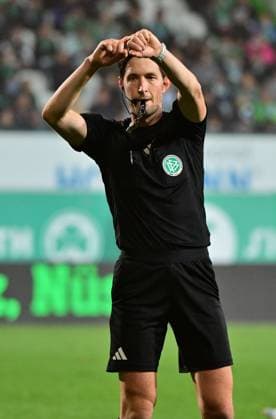 27 09 2024 Soccer Season 2024 2025 2 Soccer Bundesliga 07 Matchday SpVgg Greuther Fürth Kleeblatt Fortuna Düsseldorf Sportfoto Zink MeZi xmexzix DFL regulations prohibit any use of photographs as image sequences and or quasi video only for editorial use Matthias Jöllenbeck Referee