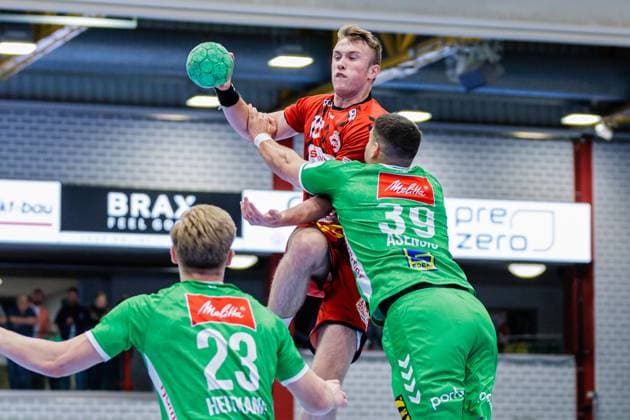 v l Ole Hagedorn VfL Luebeck Schwartau, 10 , Carles Asensio Cambra GWD Minden, 39 GER, GWD Minden vs VfL Luebeck Schwartau, Handball, 2 Bundesliga, Matchday 4, Season 2024 2025, 27 09 2024 GER, GWD Minden vs VfL Luebeck Schwartau, Handball, 2 Bundesliga, Matchday 4, Season 2024 2025, 27 09 2024 Luebbecke Copyright: xEibner-Pressefotox xJanxRollingerx EP_JSK