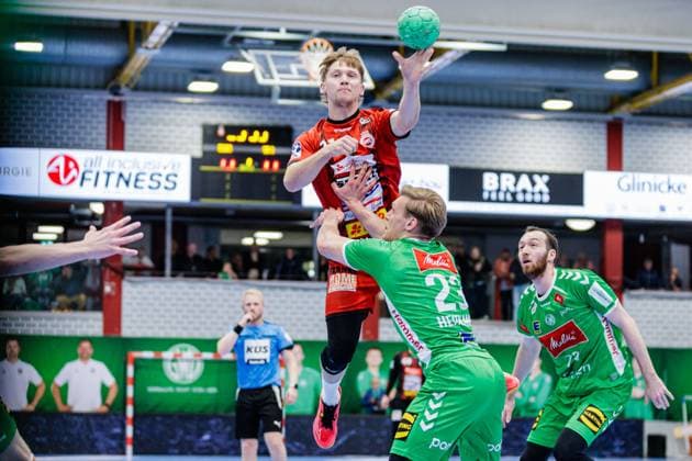 v l Oliver Juhl Refsgaard VfL Luebeck Schwartau, 31 , Niclas Benedict Heitkamp GWD Minden, 23 GER, GWD Minden vs VfL Luebeck Schwartau, Handball, 2 Bundesliga, Matchday 4, Season 2024 2025, 27 09 2024 GER, GWD Minden vs VfL Luebeck Schwartau, Handball, 2 Bundesliga, Matchday 4, Season 2024 2025, 27 09 2024 Luebbecke Copyright: xEibner-Pressefotox xJanxRollingerx EP_JSK