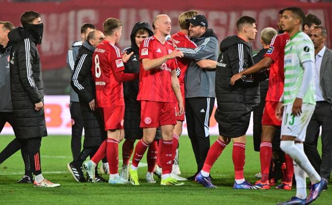 27 09 2024 Soccer Season 2024 2025 2 Soccer Bundesliga 07 Matchday SpVgg Greuther Fürth Kleeblatt Fortuna Düsseldorf Sportfoto Zink MeZi xmexzix DFL regulations prohibit any use of photographs as image sequences and or quasi video only for editorial use Jubel Freude nach Spielende bei Isak Bergmann Johannesson 8, Fortuna Düsseldorf F95 Valgeir Lunddal Fridriksson 12, Fortuna Düsseldorf F95