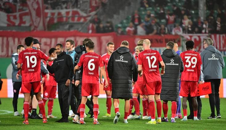 27 09 2024 Soccer Season 2024 2025 2 Soccer Bundesliga 07 Matchday SpVgg Greuther Fürth Kleeblatt Fortuna Düsseldorf Sportfoto Zink MeZi xmexzix DFL regulations prohibit any use of photographs as image sequences and or quasi video only for editorial use Jubel Freude nach Spielende bei Daniel Thioune Chef Trainer Trainer Fortuna Düsseldorf F95 Emmanuel Iyoha 19, Fortuna Düsseldorf F95