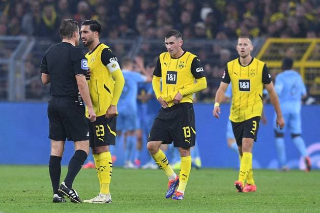 Soccer 1 Bundesliga 5 Matchday Borussia Dortmund VfL Bochum on 27 09 2024 at Signal Iduna Park in Dortmund Emre Can Dortmund , right complains to referee Felix Brych, left DFL regulations prohibit any use of photographs as image sequences and or quasi video xRx