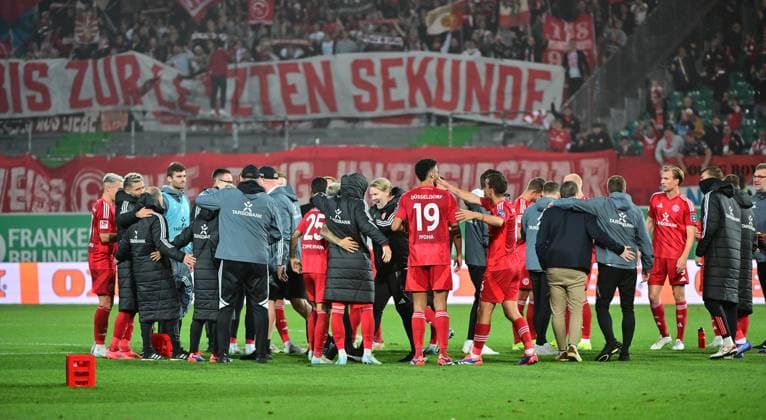 27 09 2024 Soccer Season 2024 2025 2 Soccer Bundesliga 07 Matchday SpVgg Greuther Fürth Kleeblatt Fortuna Düsseldorf Sportfoto Zink MeZi xmexzix DFL regulations prohibit any use of photographs as image sequences and or quasi video only for editorial use Sascha Rösler Head of Licensing Fortuna Düsseldorf F95 Emmanuel Iyoha 19, Fortuna Düsseldorf F95 Matthias Zimmermann 25, Fortuna Düsseldorf F95 und Co Jubel Freude nach Spielende