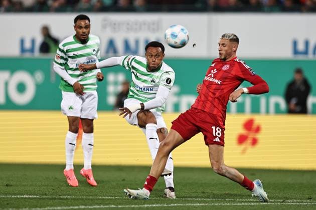Roberto Massimo, SGF, and Jona Niemiec, Fortuna, in the first round match of the 2024 2025 season between SpVgg Greuther Fürth and Fortuna Düsseldorf 1 2 in Fürth 27 09 2024