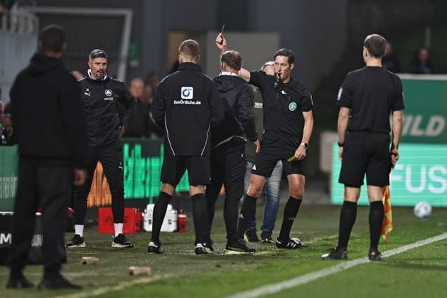 Dr Matthias Jöllenbeck shows a yellow red card in the first round match of the 2024 2025 season between SpVgg Greuther Fürth and Fortuna Düsseldorf 1 2 in Fürth 27 09 2024