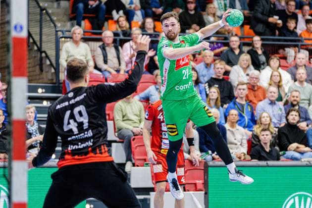 v l Nils Conrad VfL Luebeck Schwartau, 49 , Max Staar GWD Minden, 27 GER, GWD Minden vs VfL Luebeck Schwartau, Handball, 2 Bundesliga, Matchday 4, Season 2024 2025, 27 09 2024 GER, GWD Minden vs VfL Luebeck Schwartau, Handball, 2 Bundesliga, Matchday 4, Season 2024 2025, 27 09 2024 Luebbecke Copyright: xEibner-Pressefotox xJanxRollingerx EP_JSK