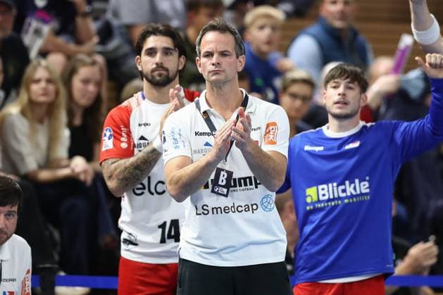 27 09 2024, xtgx, Handball, 2 Bundesliga, HC Elbflorenz Dresden HBW Balingen Weilstetten, emspor v l Matthias Flohr Balingen, coach gives instructions, gestures with arms, gesticulates, gives instructions Dresden