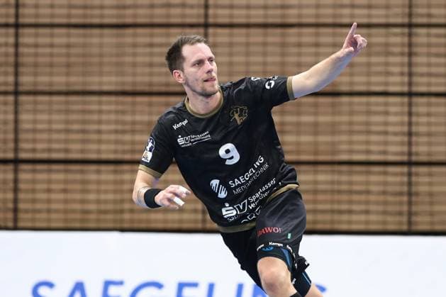 27 09 2024, xtgx, Handball, 2 Bundesliga, HC Elbflorenz Dresden HBW Balingen Weilstetten, emspor v l Julius Dierberg Dresden, 9 Jubel, Torjubel, jubelt ueber das Tor, celebrate the goal, celebration Dresden