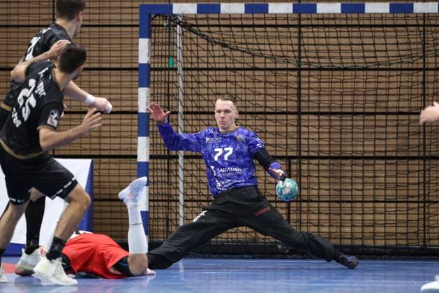 27 09 2024, xtgx, Handball, 2 Bundesliga, HC Elbflorenz Dresden HBW Balingen Weilstetten, emspor v l Robin Cantegrel Dresden, 77 Parade, haelt den Ball, faengt den Ball, pariert Dresden