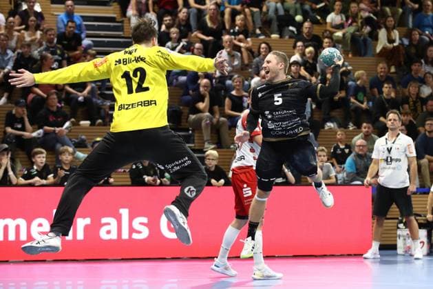 27 09 2024, xtgx, Handball, 2 Bundesliga, HC Elbflorenz Dresden HBW Balingen Weilstetten, emspor v l Lukas Wucherpfennig Dresden, 5 wirft Tor, Torschuetze, erzielt Tor, Treffer, scores the goal Dresden