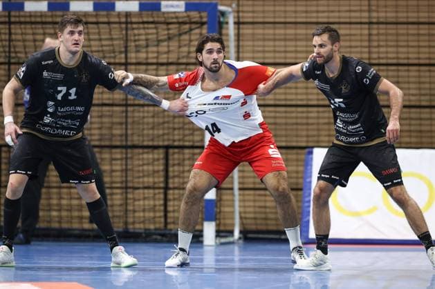 27 09 2024, xtgx, Handball, 2 Bundesliga, HC Elbflorenz Dresden HBW Balingen Weilstetten, emspor v l Oliver Seidler Dresden, 71 , Max Santos Balingen, 14 , Sebastian Gress Greß, Dresden, 25 duel, duel, fight, tackle Dresden