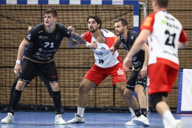 27 09 2024, xtgx, Handball, 2 Bundesliga, HC Elbflorenz Dresden HBW Balingen Weilstetten, emspor v l Oliver Seidler Dresden, 71 , Max Santos Balingen, 14 , Sebastian Gress Greß, Dresden, 25 duel, duel, fight, tackle Dresden