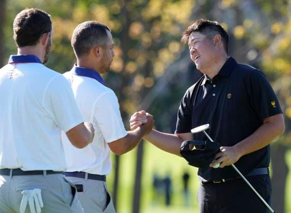 September 27, 2024, Montreal, Pq, Canada: International team member Sungjae Im of South Korea, shakes hands with United States team members Xander Schauffele and Russell Henley after winning their second round foursome match 7&6 at the Presidents Cup golf tournament at Royal Montreal Golf Club Friday, September 27, 2024 in Montreal. Sungjae Im, Xander Schauffele, Russell Henley  - ZUMAc35_ 20240927_zaf_c35_081 Copyright: xFrankxGunnx