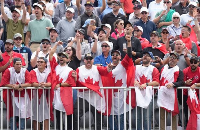 September 27, 2024, Montreal, Pq, Canada: Canadian fans cheer as second round foursome matches begin at the Presidents Cup golf tournament at Royal Montreal Golf Club in Montreal, Friday, Sept. 27, 2024. Golf 2024: Presidents Cup: Round Two  - ZUMAc35_ 20240927_zaf_c35_023 Copyright: xNathanxDenettex