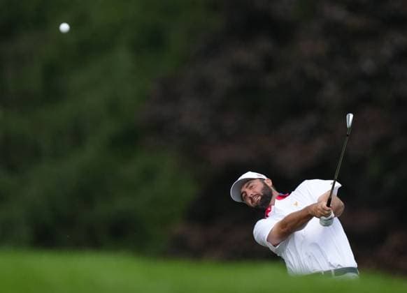 September 27, 2024, Montreal, Pq, Canada: United States team member Scottie Scheffler hits from the rough on the fourth hole during the second round foursome match at the Presidents Cup golf tournament at Royal Montreal Golf Club in Montreal, Friday, Sept. 27, 2024. Golf 2024: Presidents Cup: Round Two  - ZUMAc35_ 20240927_zaf_c35_042 Copyright: xNathanxDenettex