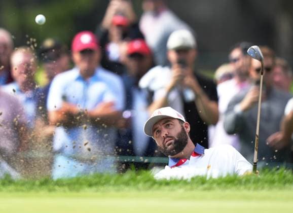 September 27, 2024, Montreal, Canada: United States team member SCOTTIE SCHEFFLER hits out of the bunker on the 3rd hole during the second round foursome match at the Presidents Cup golf tournament at Royal Montreal Golf Club. Golf 2024: Presidents Cup: Round Two  - ZUMAc35_ 20240927_zaf_c35_070 Copyright: xNathanxDenettex