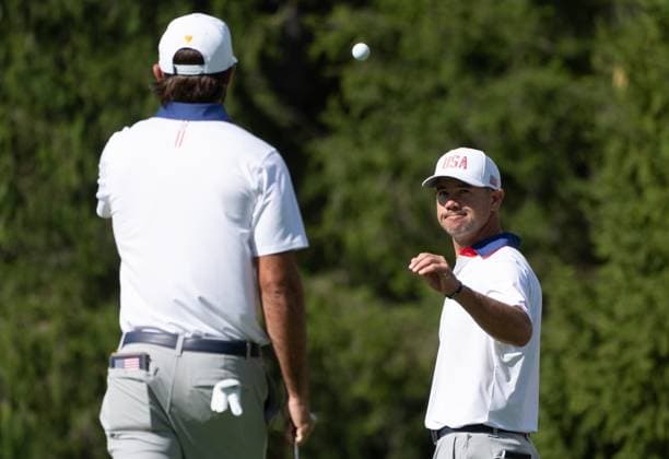 September 27, 2024, Montreal, Pq, CANADA: United States team member Brian Harman catches the ball from partner Max Homa as they finish the third hole of their second round foursome match at the Presidents Cup golf tournament at the Royal Montreal Golf Club, in Montreal, Friday, Sept. 27, 2024. Canada News - September 27, 2024  - ZUMAc35_ 20240927_zaf_c35_119 Copyright: xChristinnexMuschix