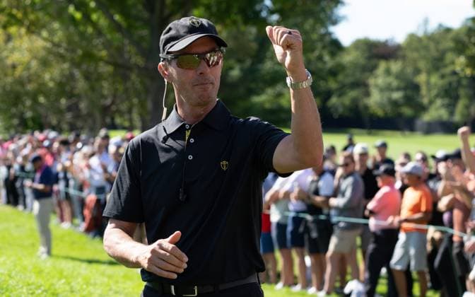 September 27, 2024, Montreal, Pq, CANADA: International team captain Mike Weir gestures to the crowd on the third hole of the second round foursome match at the Presidents Cup golf tournament at the Royal Montreal Golf Club, in Montreal, Friday, Sept. 27, 2024. Canada News - September 27, 2024  - ZUMAc35_ 20240927_zaf_c35_120 Copyright: xChristinnexMuschix