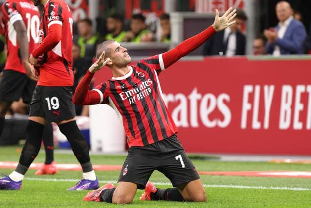 Sport Themen der Woche KW39 Sport Bilder des Tages Italy: AC Milan vs US Lecce Serie A Tim 2024 2025 day 6 at San Siro Stadium Italy, Milan, 2024 09 27: Alvaro Morata (AC Milan) celebrates with teammates the 1-0 goal at 38 during soccer game AC Milan vs US Lecce, Serie A Tim 2024-2025 day 6, San Siro Stadium Italy, Milan, 2024 09 27 - AC Milan vs US Lecce, Lega Calcio Serie A Tim 2024-2025, day 6 at San Siro stadium. Milan Italy Copyright: FabrizioxAndreaxBertani