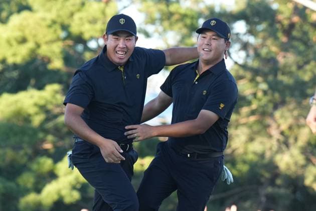 Sport Bilder des Tages September 27, 2024, Montreal, Pq, Canada: International team member Si Woo Kim of South Korea, celebrates with partner International team member Byeong Hun An of South Korea, after sinking the winning putt on the 18th holeduring second round foursome match at the Presidents Cup golf tournament at Royal Montreal Golf Club Friday, September 27, 2024 in Montreal. Si Woo Kim Byeong Hun An  - ZUMAc35_ 20240927_zaf_c35_193 Copyright: xNathanxDenettex