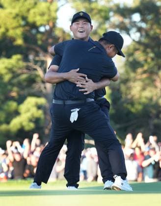 September 27, 2024, Montreal, Pq, Canada: International team member Byeong Hun An of South Korea, celebrates with partner Si Woo Kim, of South Korea, after sinking the winning putt on the 18th hole during second round foursome match at the Presidents Cup golf tournament at Royal Montreal Golf Club Friday, September 27, 2024 in Montreal. Si Woo Kim Byeong Hun An  - ZUMAc35_ 20240927_zaf_c35_196 Copyright: xNathanxDenettex
