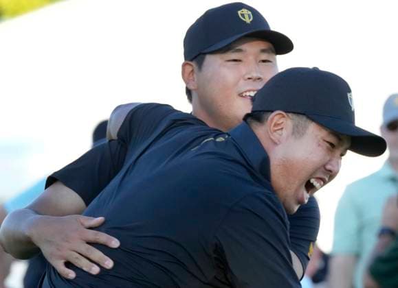 September 27, 2024, Montreal, Pq, Canada: International team member Si Woo Kim of South Korea, celebrates with partner International team member Byeong Hun An of South Korea, after sinking the winning putt on the 18th hole during second round foursome match at the Presidents Cup golf tournament at Royal Montreal Golf Club Friday, September 27, 2024 in Montreal. Si Woo Kim Byeong Hun An  - ZUMAc35_ 20240927_zaf_c35_198 Copyright: xFrankxGunnx