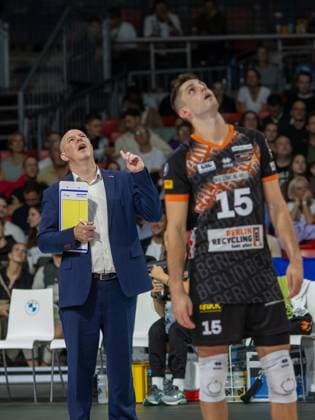 Replay Berlins coach Joel Gregory BANKS and 15 REICHERT Volleyball Bundesliga Men, WWK Volleys Herrsching RECYCLING Volleys Berlin 0 3, 2 Matchday, Season 2024 2025, on 27 09 2024 in Munich, B M W P A R K, Germany Source Copyright Credit Oryk HAIST xVOLLEYBALL-HERRSCHING-BERLINx