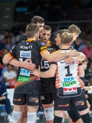 Jubelkreis RECYCLING Volleys Berlin Volleyball Bundesliga der Maenner, WWK Volleys Herrsching RECYCLING Volleys Berlin 0 3, 2 Spieltag, Saison 2024 2025, am 27 09 2024 in Muenchen, B M W P A R K, Deutschland Quelle Copyright Credit Oryk HAIST xVOLLEYBALL-HERRSCHING-BERLINx