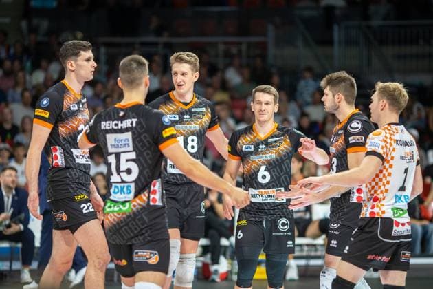 Jubelkreis RECYCLING Volleys Berlin Volleyball Bundesliga der Maenner, WWK Volleys Herrsching RECYCLING Volleys Berlin 0 3, 2 Spieltag, Saison 2024 2025, am 27 09 2024 in Muenchen, B M W P A R K, Deutschland Quelle Copyright Credit Oryk HAIST xVOLLEYBALL-HERRSCHING-BERLINx